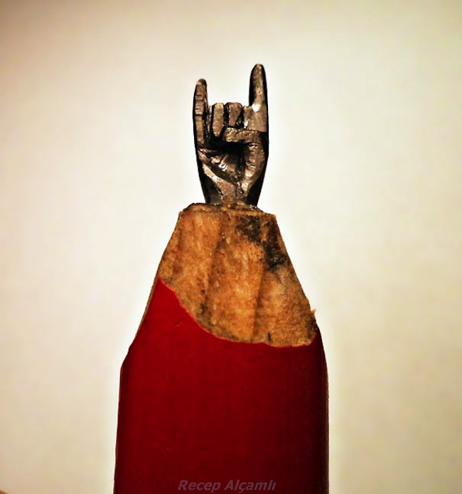 Tiny_Sculptures_Carved_Into_Pencil_Tips_by_Recep_Alcamli_2014_01