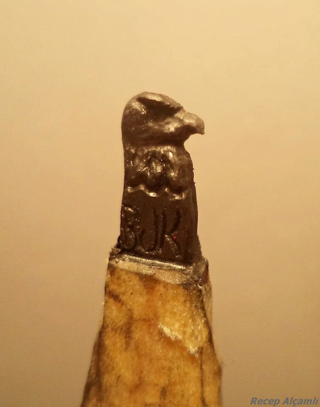 Tiny_Sculptures_Carved_Into_Pencil_Tips_by_Recep_Alcamli_2014_06