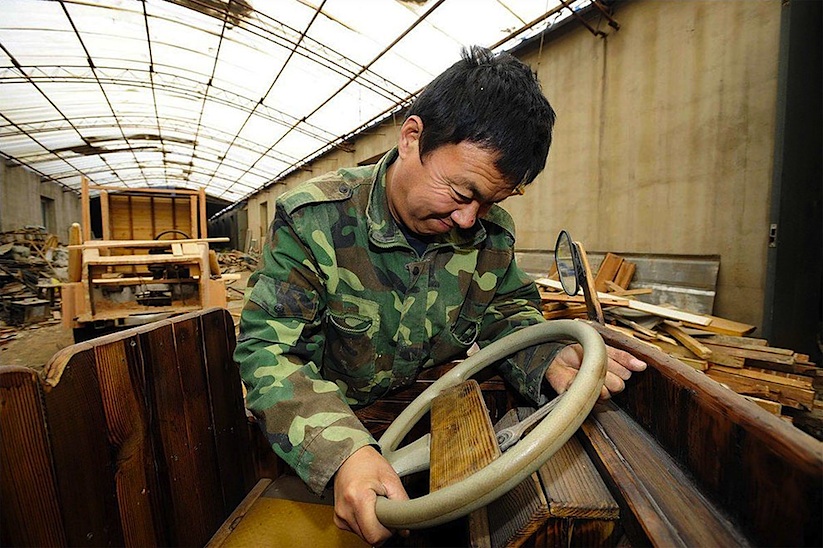 An_Electronic_Wooden_Car_Homemade_by_Carpenter_Liu_Fulong_in_China_2014_03