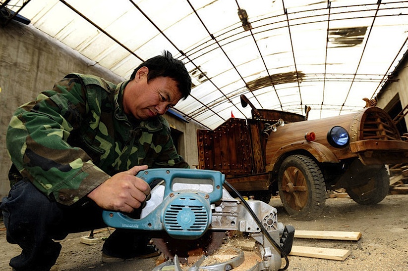 An_Electronic_Wooden_Car_Homemade_by_Carpenter_Liu_Fulong_in_China_2014_04
