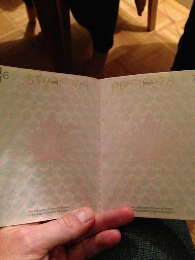Canadian-Passports-Under-Blacklight_01