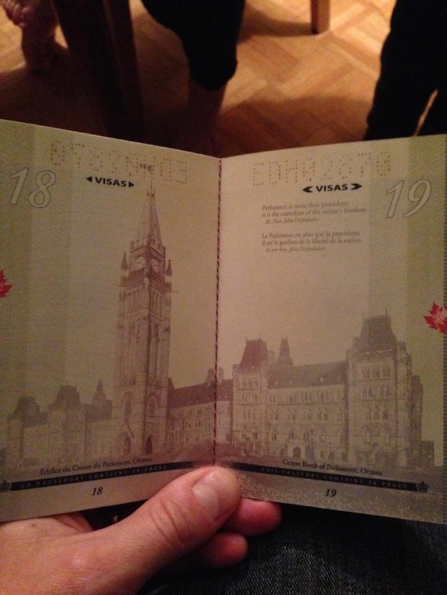 Canadian-Passports-Under-Blacklight_03