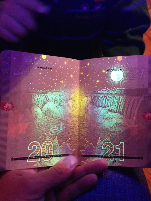 Canadian-Passports-Under-Blacklight_13