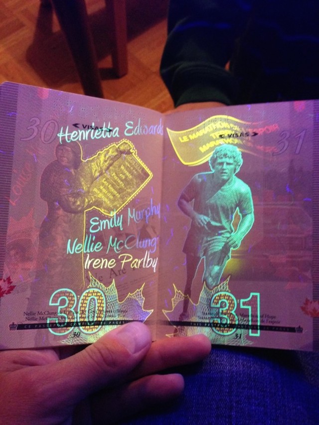 Canadian-Passports-Under-Blacklight_15