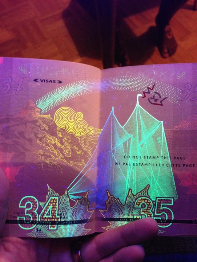 Canadian-Passports-Under-Blacklight_17