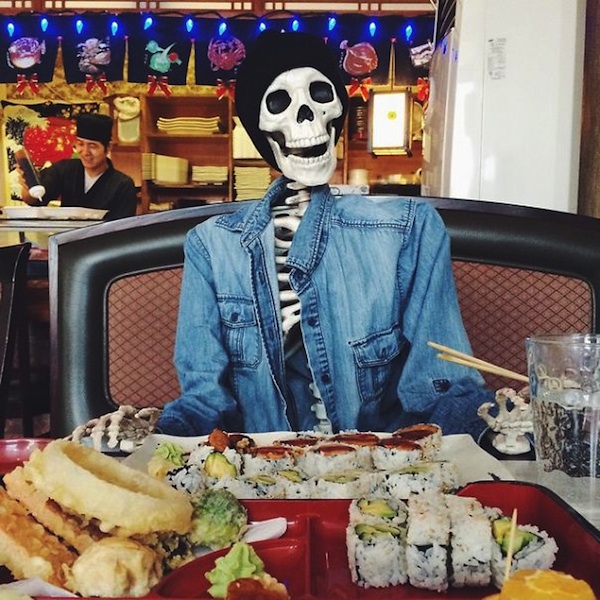 Meet_Skellie_A_Skeleton_Who_Is_Basically_Any_Girl_On_Instagram_2015_05