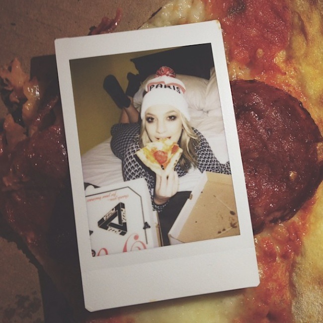 Hot_Girls_Eating_Pizza_2015_06