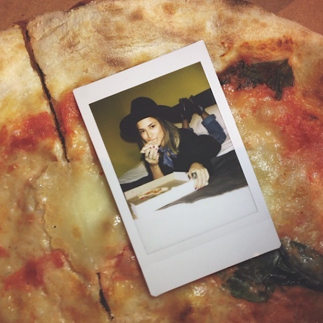 Hot_Girls_Eating_Pizza_2015_07