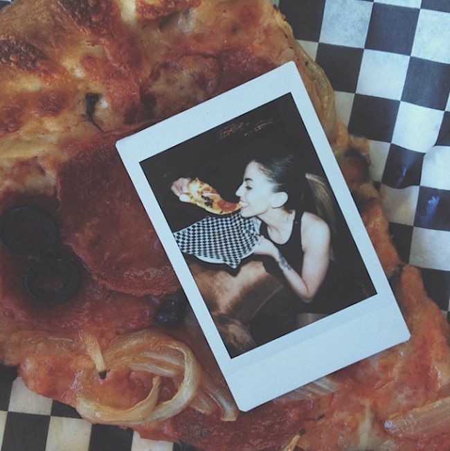 Hot_Girls_Eating_Pizza_2015_08