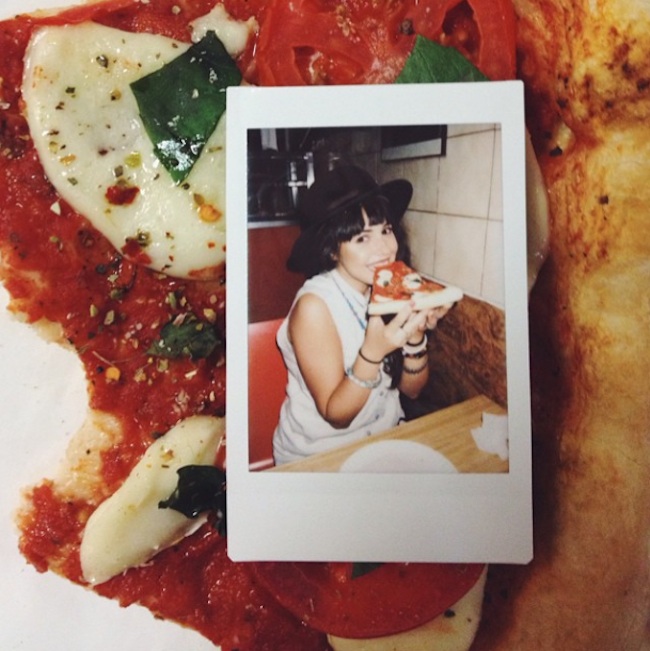 Hot_Girls_Eating_Pizza_2015_12