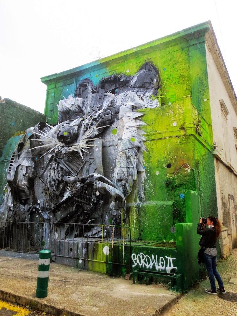 Big_Racoon_New_Street_Installation_by_Bordalo_2015_04