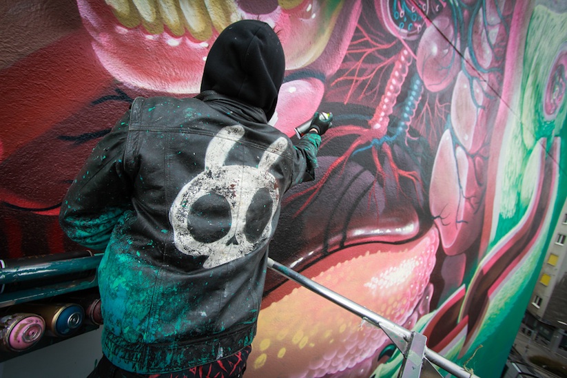 Dissection_Of_A_Polar_Bear_Gigantic_New_Piece_by_Artist_Nychos_in_Vienna_2015_09