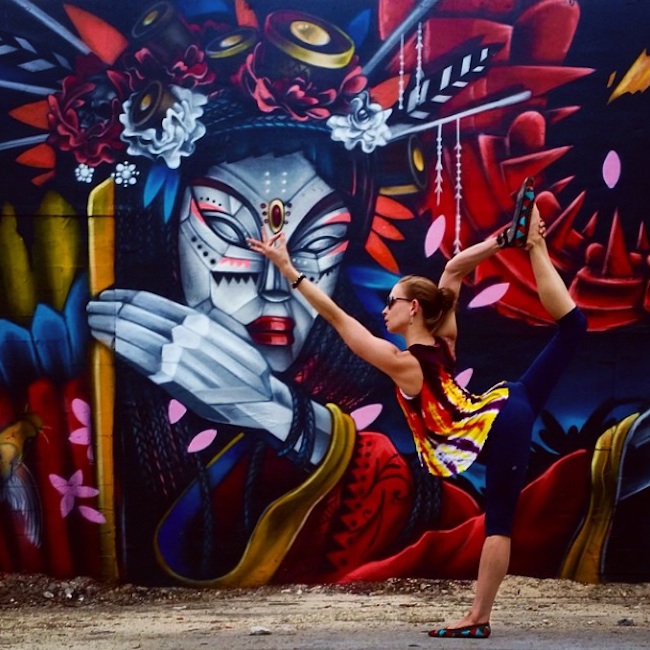 Gracefull_Poses_and_Street_Art_by_Chicago_based_Yoga_Instructor_Soren_Buchanan_2015_06