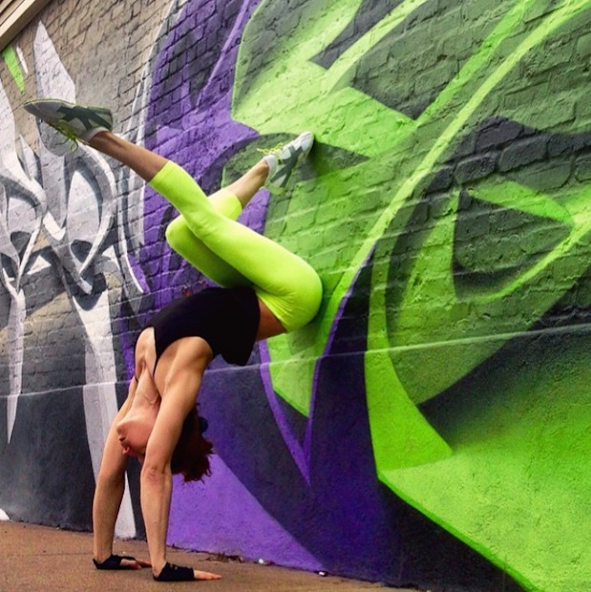 Gracefull_Poses_and_Street_Art_by_Chicago_based_Yoga_Instructor_Soren_Buchanan_2015_07