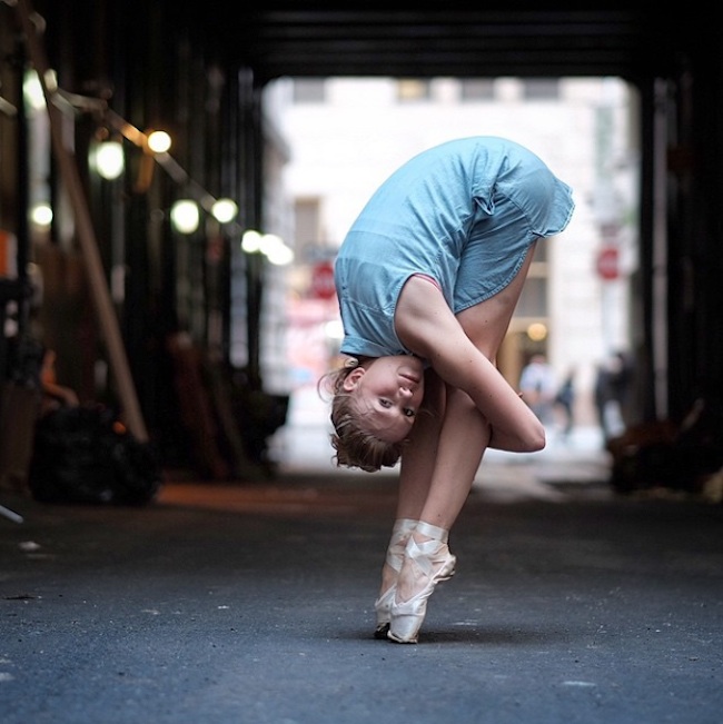 Stunning_Visuals_of_Ballet_Dancers_Posing_Against_Urban_Backdrops_of_NYC_2015_02