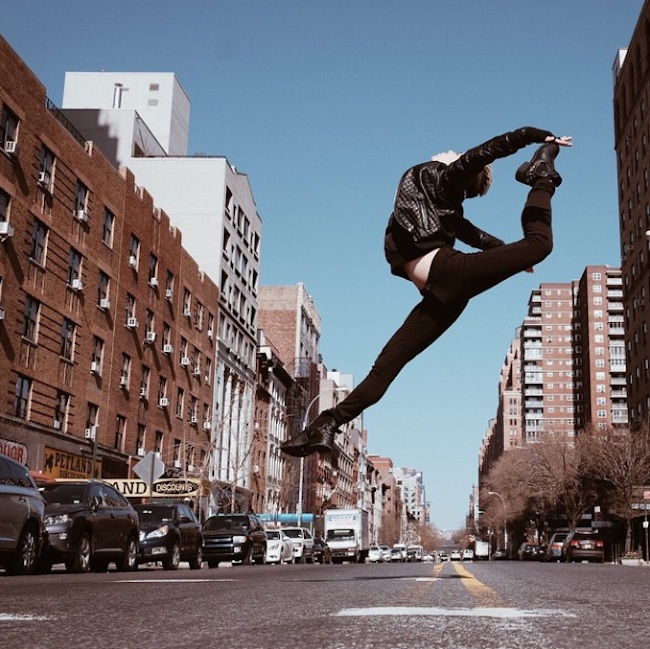 Stunning_Visuals_of_Ballet_Dancers_Posing_Against_Urban_Backdrops_of_NYC_2015_03