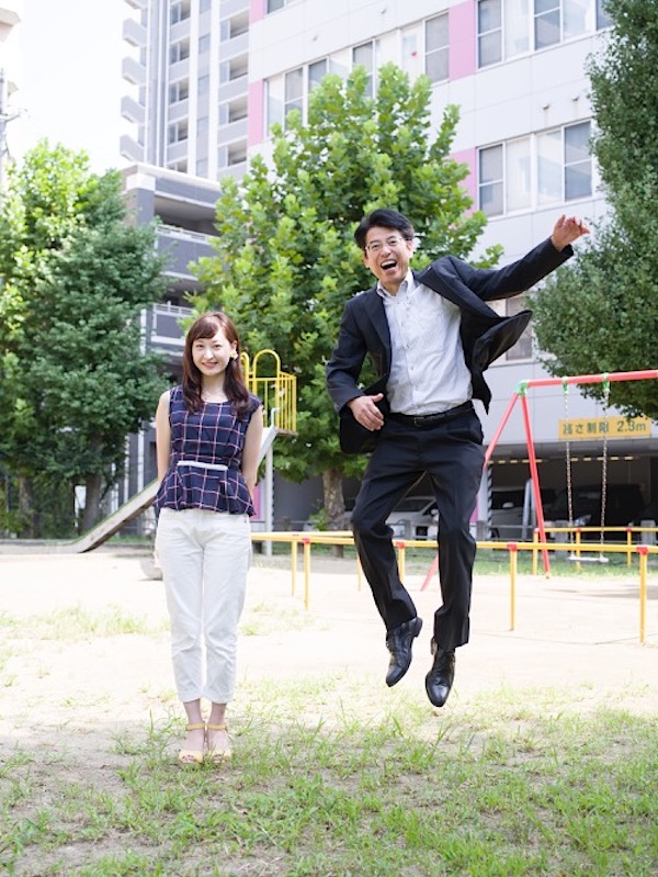 japanese_dads_jumping_next_to_daughter_01