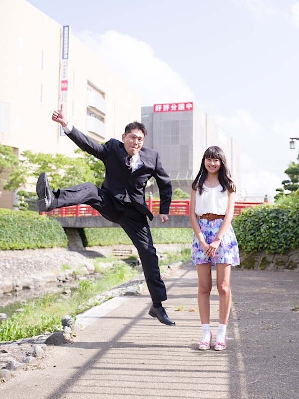 japanese_dads_jumping_next_to_daughter_04