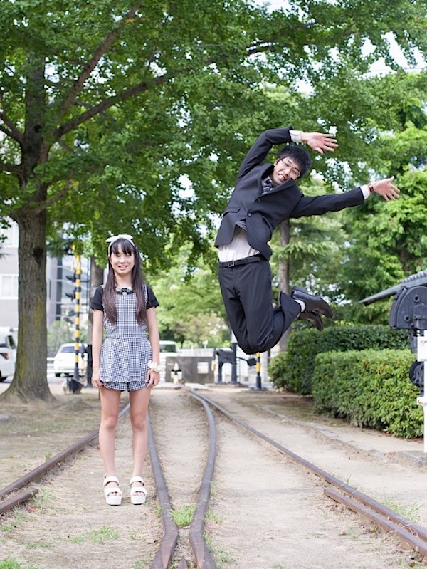 japanese_dads_jumping_next_to_daughter_06