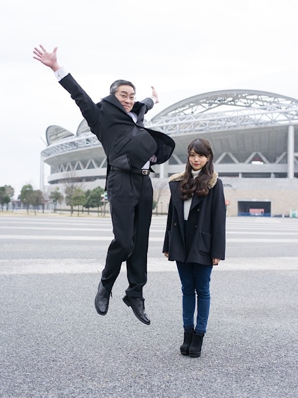 japanese_dads_jumping_next_to_daughter_09