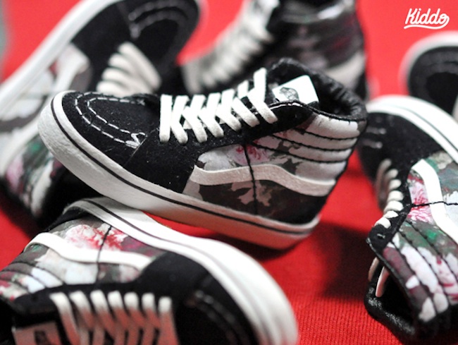 Incredibly_Detailed_Miniature_Sculptures_Famous_Sneakers_by_Toy_Designer_Kiddo_2015_06