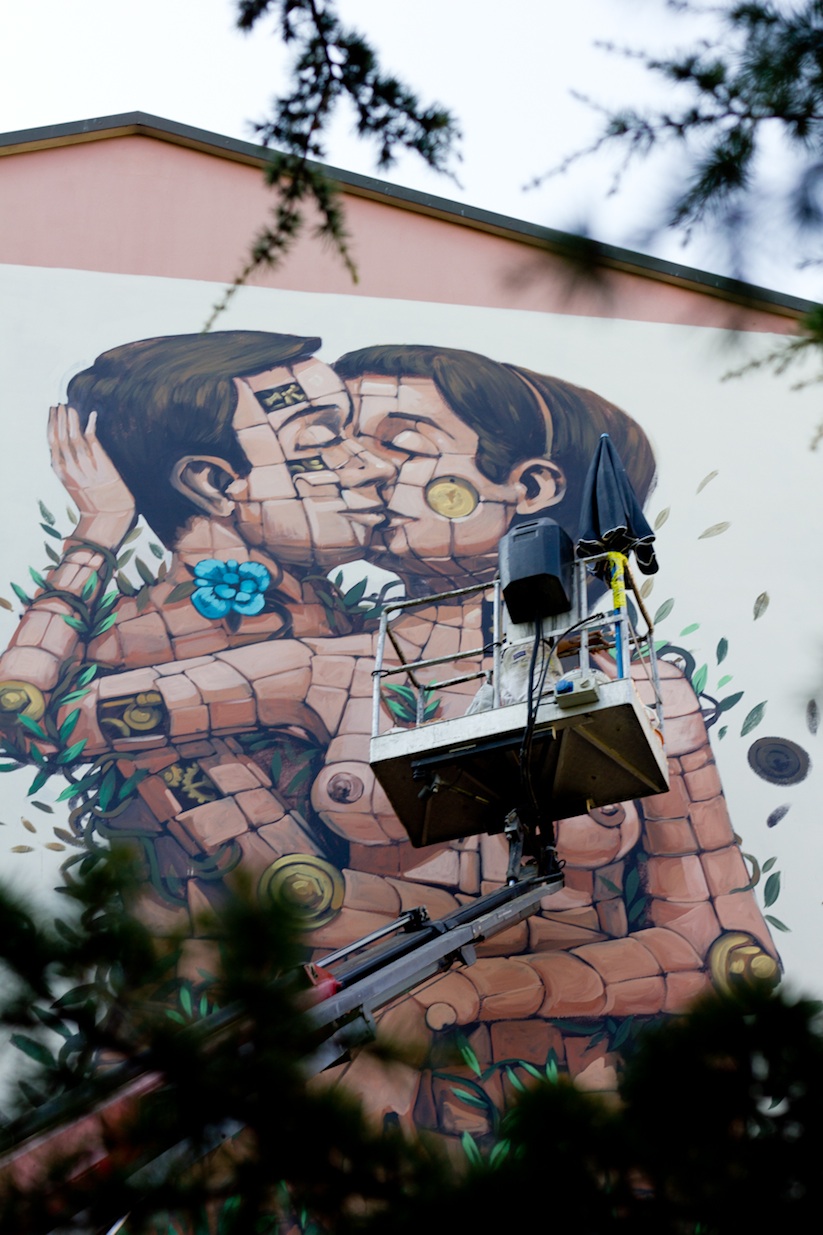 The_Last_Kiss_A_New_Mural_by_Street_Artist_Pixel_Pancho_in_Ravenna_2015_03