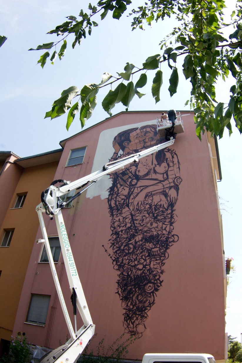 The_Last_Kiss_A_New_Mural_by_Street_Artist_Pixel_Pancho_in_Ravenna_2015_05