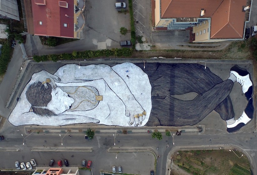 A_New_Gigantic_Ground_Mural_by_Street_Artists_Ella_Pitr_in_Campania_Italy_2015_01