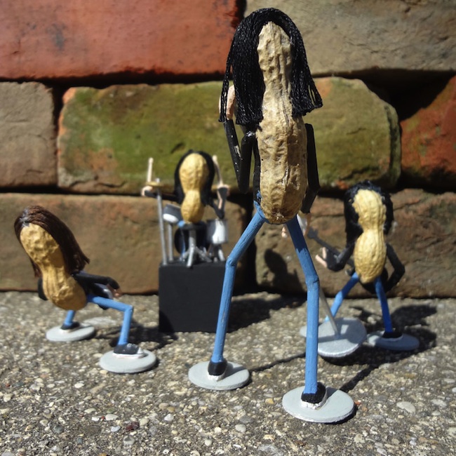 Adorable_Miniature_Sculptures_Made_of_Peanut_Shells_by_Steve_Casino_2015_09