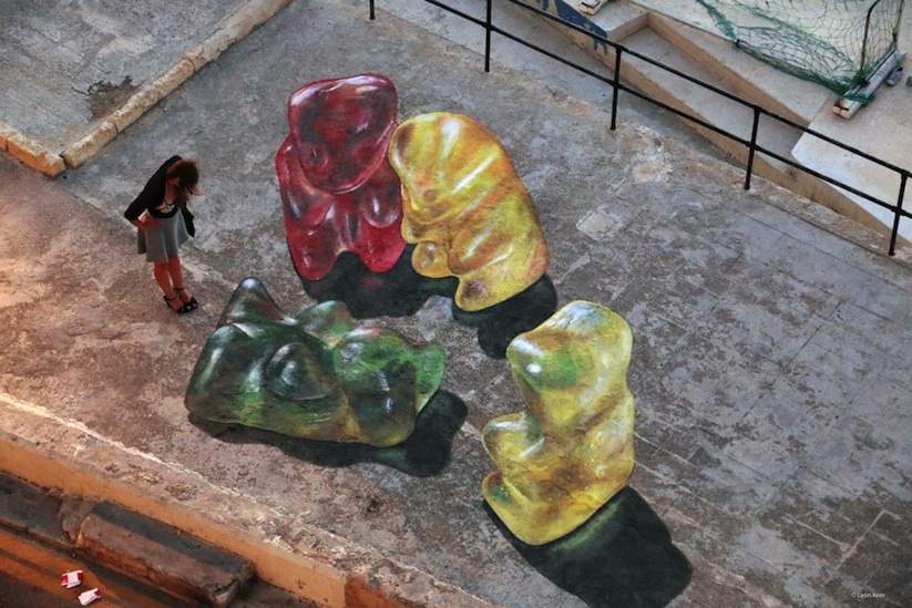 Impressive_3D_Paintings_of_Giant_Gummy_Bears_on_a_Boardwalk_by_Artist_Leon_Keer_2015_01