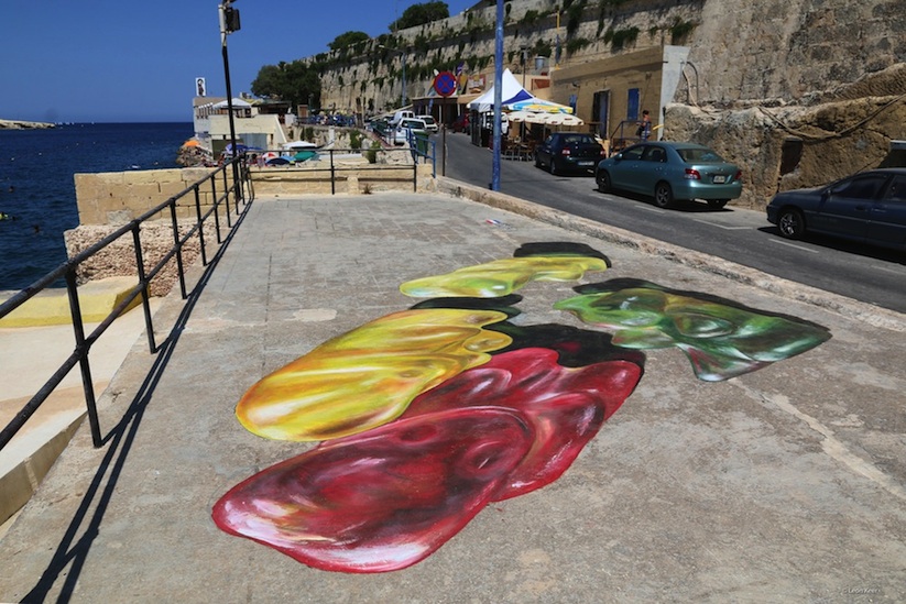 Impressive_3D_Paintings_of_Giant_Gummy_Bears_on_a_Boardwalk_by_Artist_Leon_Keer_2015_02