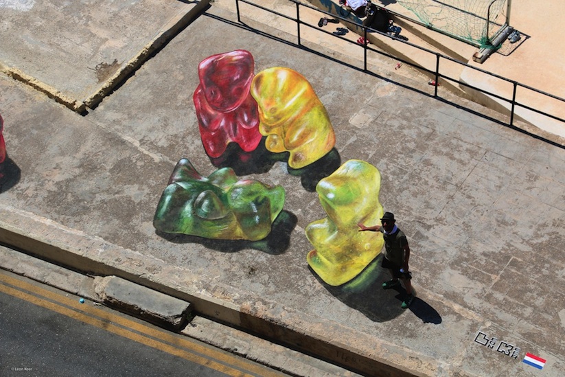 Impressive_3D_Paintings_of_Giant_Gummy_Bears_on_a_Boardwalk_by_Artist_Leon_Keer_2015_03
