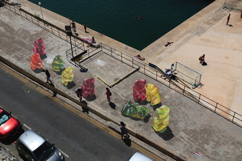 Impressive_3D_Paintings_of_Giant_Gummy_Bears_on_a_Boardwalk_by_Artist_Leon_Keer_2015_04