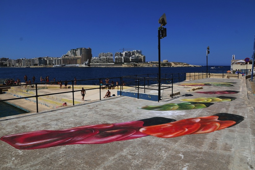 Impressive_3D_Paintings_of_Giant_Gummy_Bears_on_a_Boardwalk_by_Artist_Leon_Keer_2015_06