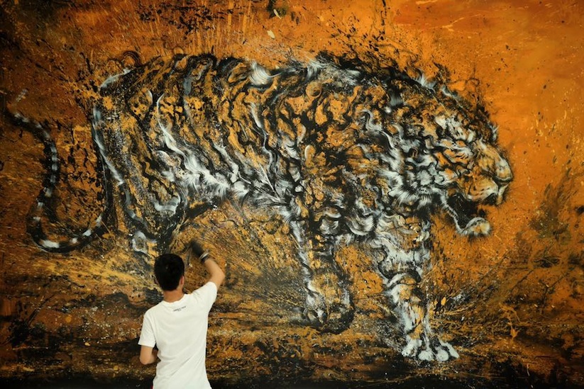 A_Monumental_Image_of_a_Roaring_Tiger_Painted_by_Chinese_Graffiti_Artist_Hua_Tunan_2015_01
