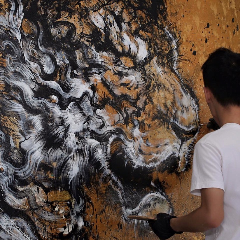 A_Monumental_Image_of_a_Roaring_Tiger_Painted_by_Chinese_Graffiti_Artist_Hua_Tunan_2015_02