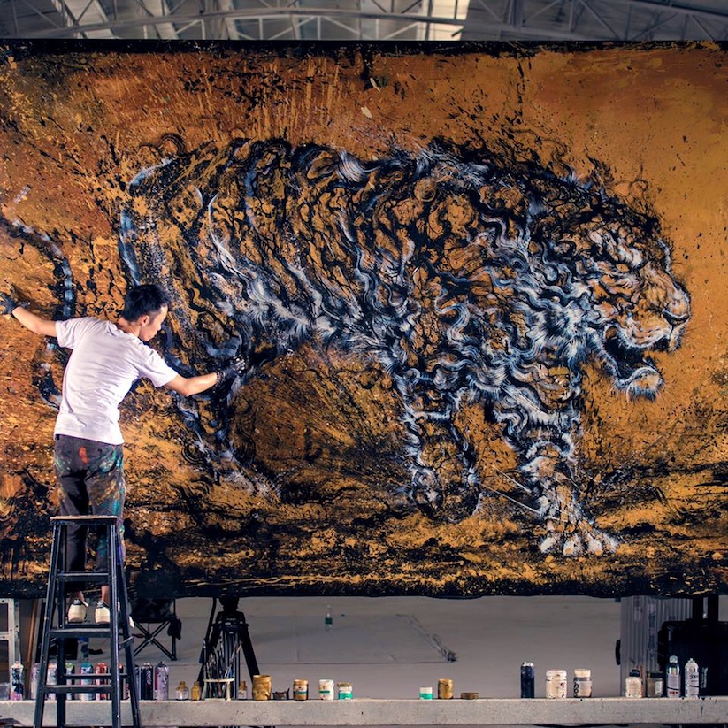 A_Monumental_Image_of_a_Roaring_Tiger_Painted_by_Chinese_Graffiti_Artist_Hua_Tunan_2015_09