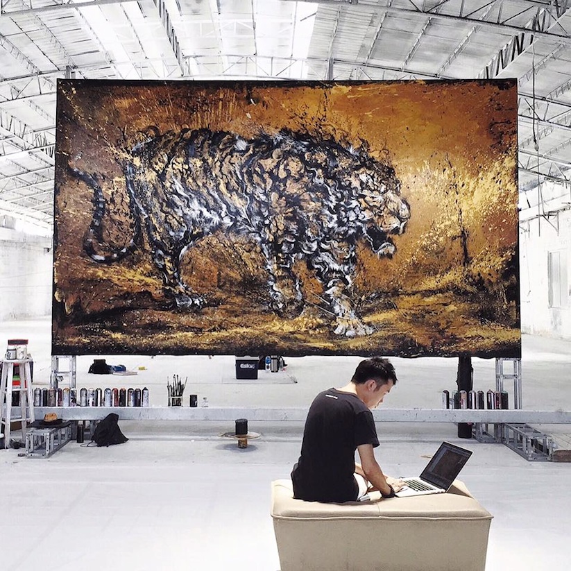 A_Monumental_Image_of_a_Roaring_Tiger_Painted_by_Chinese_Graffiti_Artist_Hua_Tunan_2015_13