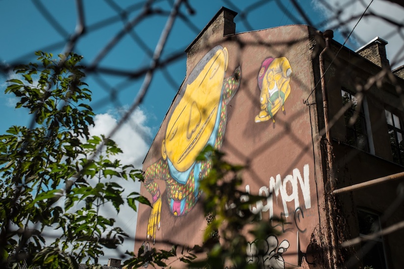 Brazilian_Street_Art_Twins_Os_Gemeos_Created_A_New_Mural_in_Vilnius_Lithuania_2015_06