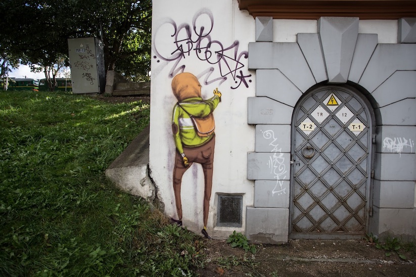 Brazilian_Street_Art_Twins_Os_Gemeos_Created_A_New_Mural_in_Vilnius_Lithuania_2015_08