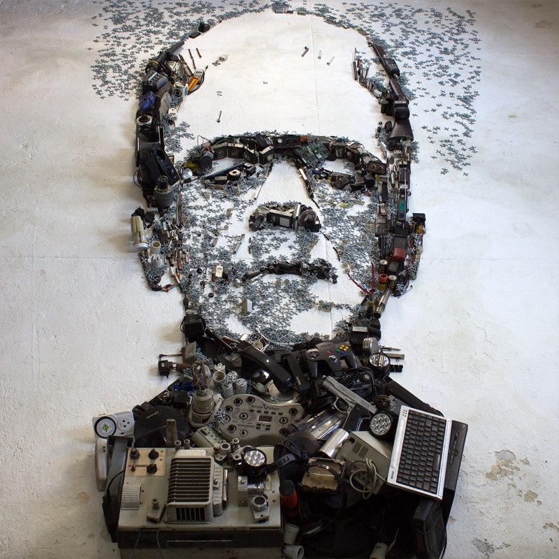 Incredible_Portraits_Of_Famous_Characters_Made_of_Obsolete_Electronic_Scraps_by_Artist_Christian_Pierini_2015_03