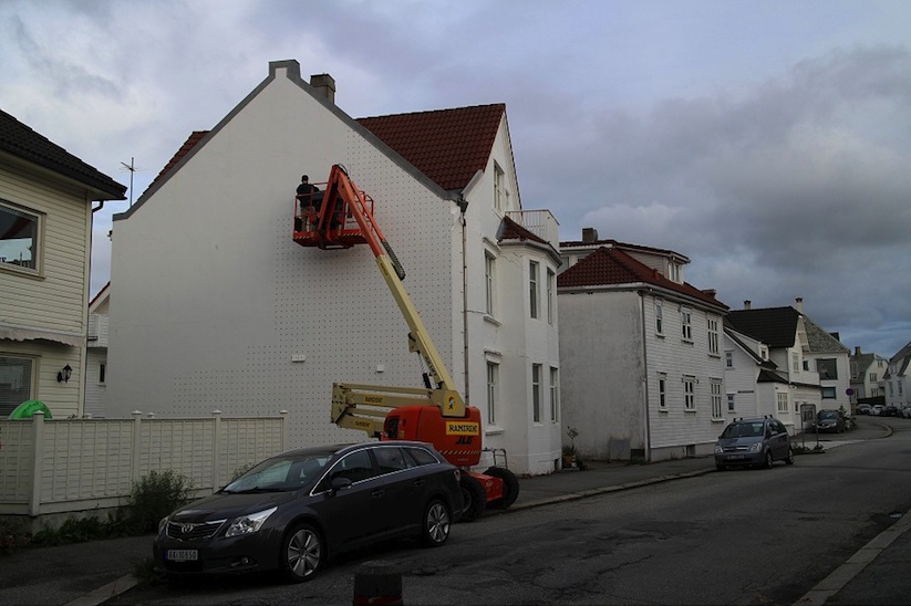 Mural_Composed_by_Cross_Stitches_from_Lithuanian_Street_Artist_Ernest_Zacharevic_in_Stavanger_Norway_2015_03