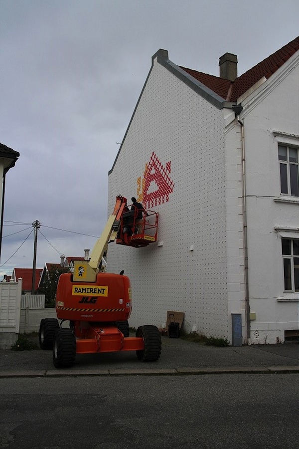 Mural_Composed_by_Cross_Stitches_from_Lithuanian_Street_Artist_Ernest_Zacharevic_in_Stavanger_Norway_2015_07