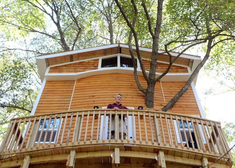 Jay_Hewitt_Builds_an_Epic_Backyard_Treehouse_in_Attleboro_Massachusetts_2015_06