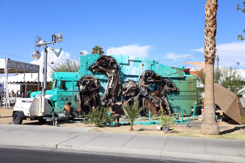 Meerkats_Street_Installation_by_Bordalo_II_in_Las_Vegas_2015_03