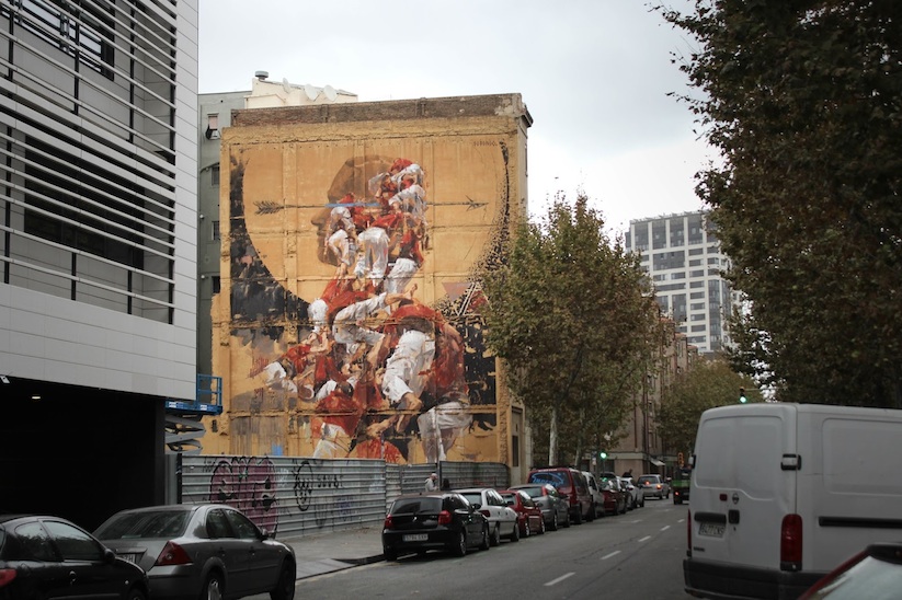 FER_LLENYA_A_New_Large_Scale_Mural_by_Street_Artist_Borondo_in_Barcelona_Spain_2015_05
