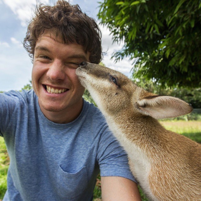 Allan_Dixon_Takes_Brilliant_Selfies_with_All_Kinds_of_Animals_2015_05