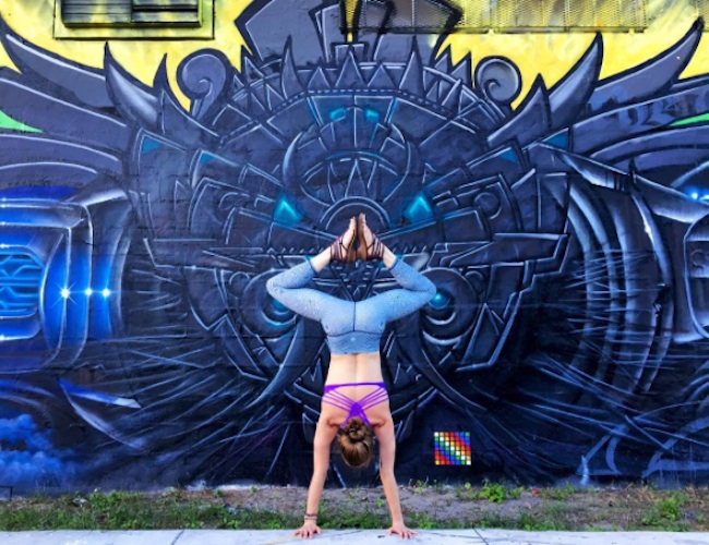 Gracefull_Poses_in_Front_of_Colorful_Graffiti_Artworks_by_Yoga_Instructor_Soren_Buchanan_2016_02