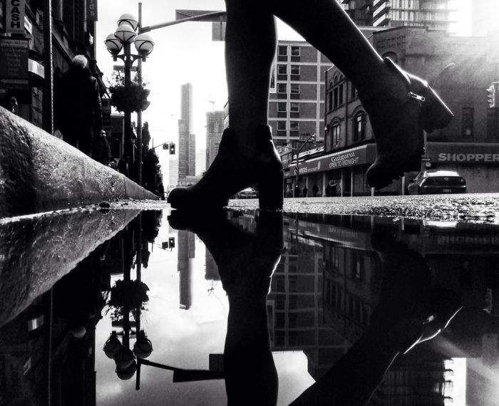 Parallel_Worlds_Of_Puddles_In_Toronto_by_Photographer_Guigurui_2016_11