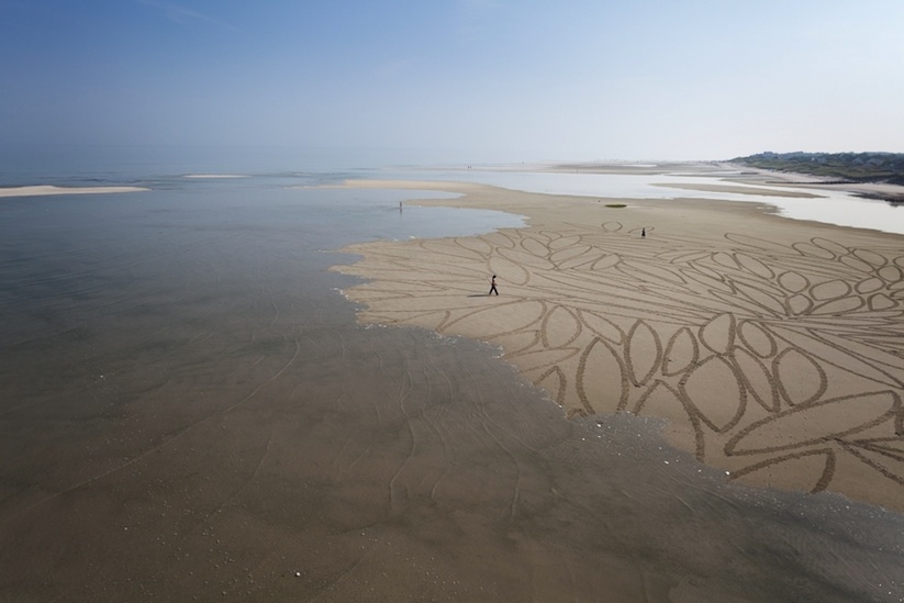 Beach_Art_Awesome_Temporary_Large_Scale_Drawings_on_Sand_by_Jim_Denevan_2016_04